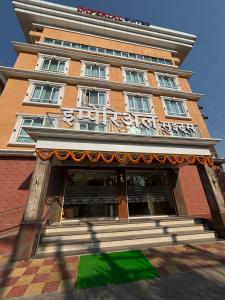 ein hohes Gebäude mit einem Eingang zu einem Gebäude in der Unterkunft Hotel Imperial Suites in Navi Mumbai