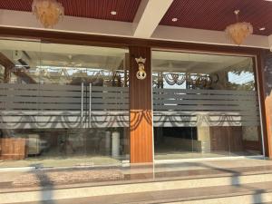 Facaden eller indgangen til Hotel Imperial Suites