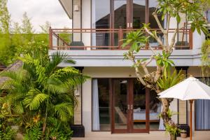 een extern uitzicht op een huis met een balkon bij Lebak Bali Residence in Canggu