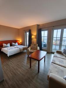 una camera d'albergo con un letto e un divano di Pension Hafenblick a Barth