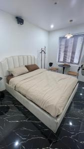 En eller flere senge i et værelse på Yên Homestay & cafe