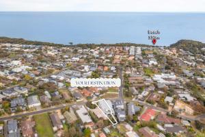 een uitzicht op een stad met een straatnaambord bij Poolside Luxury Villa - Solar Pool Beach 3min in Mornington