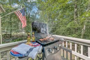 ein Grill auf einer Terrasse mit zwei Flaschen Bier in der Unterkunft A Refined Retreat Perfect for Couples or Families in Westcolang Park
