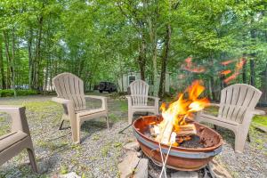 eine Feuerstelle mit vier Stühlen und Stühlen drumherum in der Unterkunft A Refined Retreat Perfect for Couples or Families in Westcolang Park