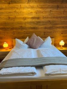 ウンケンにあるNatursport Heutal Appartements Ski-in & Ski-outのベッド(白いシーツ、枕付)