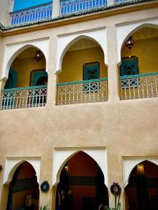 un edificio con archi e finestre di Riad La Rose Orientale Marrakech a Marrakech