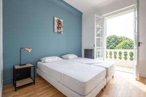 Postel nebo postele na pokoji v ubytování Privatelodge - Villa avec Piscine en bords de Marne + 57 fotografií