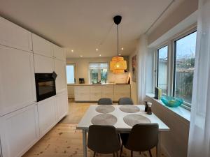 a kitchen and dining room with a table and chairs at Modern & Unique property in Odense centrum - FREE PARKING in Odense