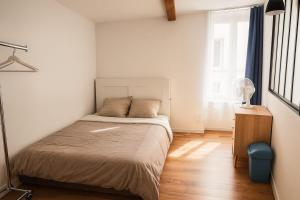 een kleine slaapkamer met een bed en een raam bij La Paix - Appartement 3 chambres Beaucroissant in Beaucroissant