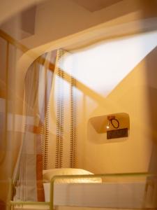 une pièce avec une fenêtre avec une horloge dessus dans l'établissement Bun and Bunks, à Udaipur