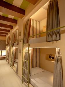 un groupe de lits superposés dans une pièce dans l'établissement Bun and Bunks, à Udaipur