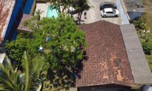 une vue aérienne sur une maison avec un arbre dans l'établissement Pousada Perolas de Itanhaem, à Itanhaém