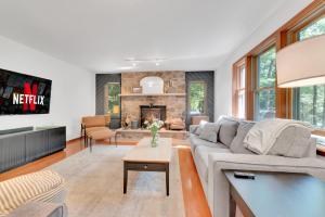 Χώρος καθιστικού στο Charming Getaway Minutes from Lake Wallenpaupack