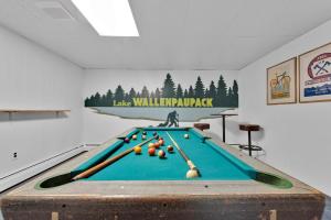 Τραπέζι μπιλιάρδου στο Charming Getaway Minutes from Lake Wallenpaupack
