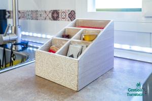 een houten doos bovenop een aanrecht bij Zuri's Loft Islantilla Golf in Isla Cristina