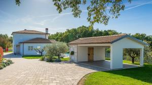 Tòa nhà nơi biệt thự tọa lạc