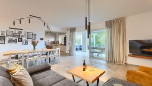 Khu vực ghế ngồi tại Modern villa Grgo with pool and jacuzzi in Tinjan