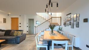 Khu vực ghế ngồi tại Modern villa Grgo with pool and jacuzzi in Tinjan