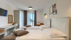 Giường trong phòng chung tại Modern villa Grgo with pool and jacuzzi in Tinjan +39 ảnh