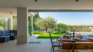 Hồ bơi trong/gần Modern villa Grgo with pool and jacuzzi in Tinjan