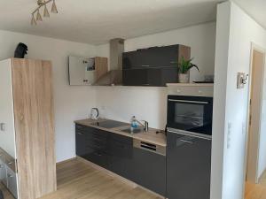 eine Küche mit Spüle und Arbeitsplatte in der Unterkunft Modernes & gemütliches Apartment in Zentrumsnähe in Kempten