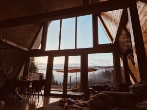 MătişeştiCabana KayLuna的客房设有大窗户,享有山景。