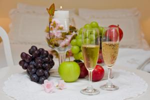 duas taças de champanhe numa mesa com fruta em Pousada Portal das Cerejeiras by Platanus em Campos do Jordão