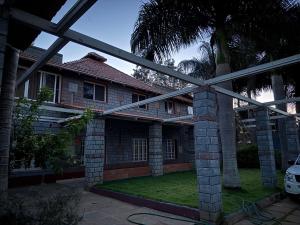 een huis met een palmboom ervoor bij Palmstone Retreat in Gādigarpālya