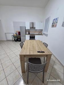 een keuken met een houten tafel en stoelen bij B&B Domus Morfeo 2 in Casagiove +6 foto's