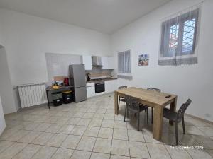 een keuken met een houten tafel en stoelen. bij B&B Domus Morfeo 2 in Casagiove