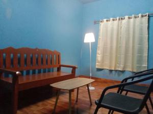 een kamer met een bank, een tafel en een lamp bij Future home Maetang in Sop Poeng