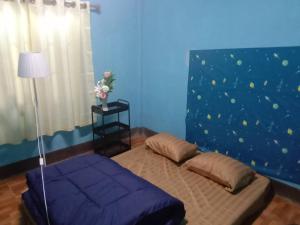 een slaapkamer met een bed en een muur met ballen bij Future home Maetang in Sop Poeng