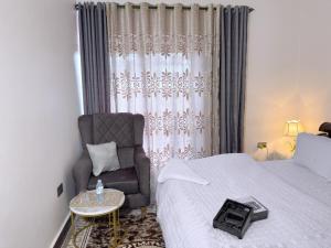 Postel nebo postele na pokoji v ubytování Stephjoe properties