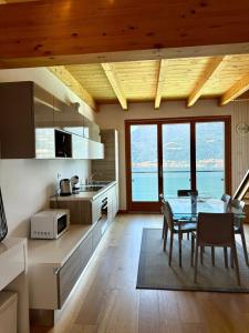 Kuchyň nebo kuchyňský kout v ubytování Gardenia stunning lake view