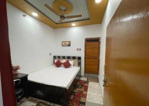 En eller flere senge i et værelse på Hotal Shree Rameshwaram Ayodhya Dham Nearby Temple