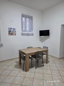 een houten tafel en stoelen in een kamer bij B&B Domus Morfeo 2 in Casagiove