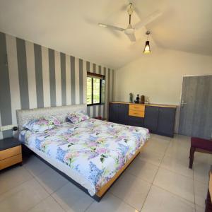 Postel nebo postele na pokoji v ubytování Lonavala Tungarli - Escape To A Bygone EraA Home With Soul