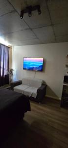 Camera con divano e TV a parete di Ebbies place a Cape Town