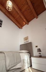 ein Schlafzimmer mit einem Bett und einem Tisch mit einer Lampe in der Unterkunft B&B LA VILLA Rozzano - HUMANITAS - FORUM ASSAGO - MILANO FIORI - IEO MILAN CORTINA 2026 OLIMPICS - MILAN DESIGN WEEK 2026 in Rozzano