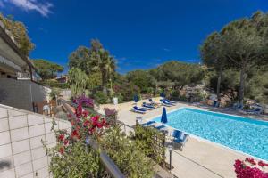 een villa met een zwembad in een resort bij Il Porto 13 - Goelba in Porto Azzurro