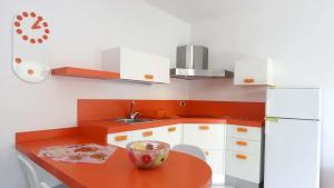 een kleine keuken met een tafel en een koelkast bij Il Porto 13 - Goelba in Porto Azzurro +5 foto's