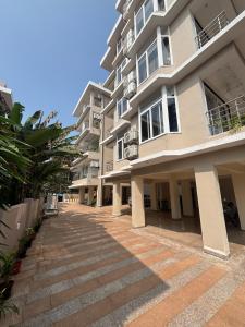 eine leere Straße vor einem Gebäude in der Unterkunft Monstera-Kudrat's Nilaya in Canacona