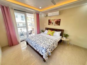 ein Schlafzimmer mit einem Bett und einem großen Fenster in der Unterkunft Monstera-Kudrat's Nilaya in Canacona + 23 Fotos