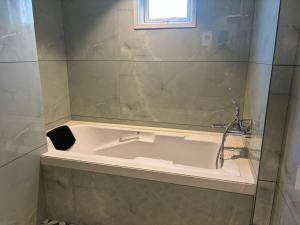 eine Badewanne mit einem Wasserhahn im Bad in der Unterkunft Hotel Imperial Suites in Navi Mumbai