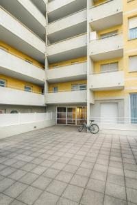 ein Fahrrad, das in der Mitte eines Gebäudes geparkt ist in der Unterkunft Appartement avec balcon parking Alès centre in Alès