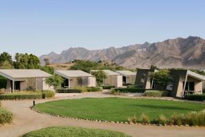 Eine Häuserreihe vor dem Hintergrund der Berge in der Unterkunft JA Hatta Fort Hotel in Hatta