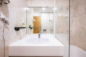 un bagno con lavandino e doccia di Studio Bee Happy a Brides-les-Bains Altre 16 foto