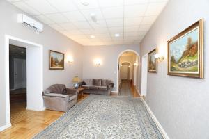 ein Wohnzimmer mit zwei Sesseln und einem Sofa in der Unterkunft Azcot Hotel in Baku