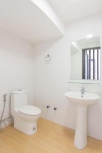 Et badeværelse på Full house for foreigners for rent