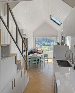 Kuchyň nebo kuchyňský kout v ubytování Cinnabar Views